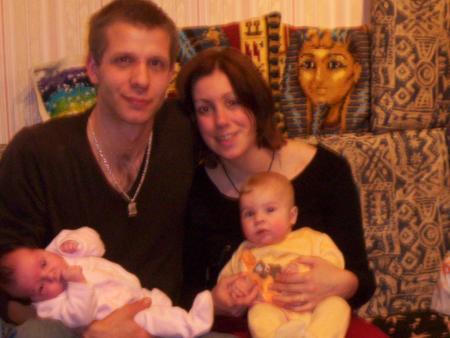 Lou-Ann, sa cousine L�lia, son tonton Steph et sa tata lolotte